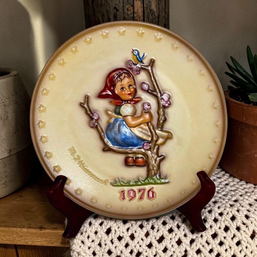M.J. Hummel 6th Annual Plate 1976 “Apple Tree Girl Goebel W. Germany Collectible
